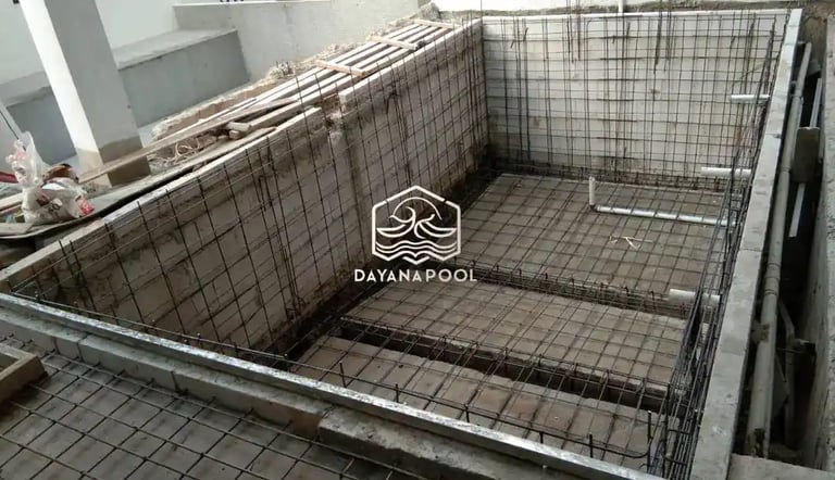Proses konstruksi kolam renang, pemasangan kerangka besi.