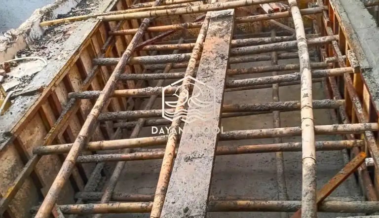 Proses konstruksi kolam renang, pemasangan kerangka besi.