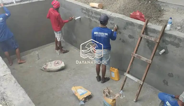 Proses konstruksi kolam renang, pemasangan kerangka besi.