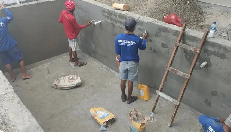 Tim DayanaPool melakukan renovasi pada kolam renang yang sudah ada.