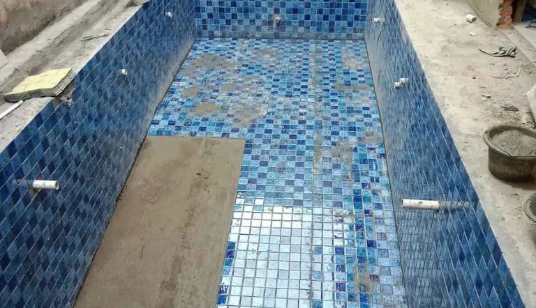 Pemasangan Mozaik Kolam Renang oleh tim dayanapool