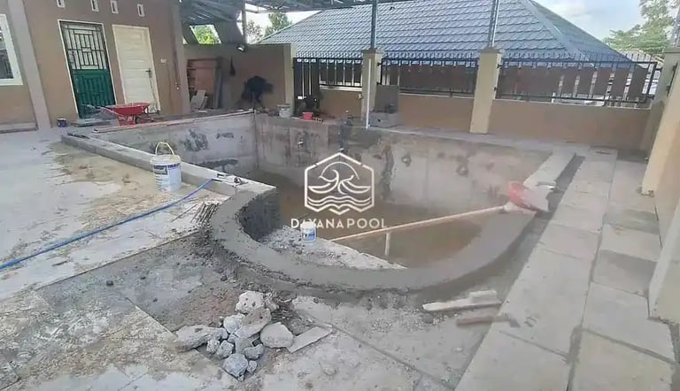Tim DayanaPool melakukan renovasi pada kolam renang yang sudah ada.