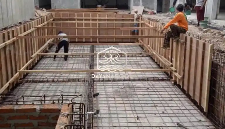 Proses konstruksi kolam renang, pemasangan kerangka besi.