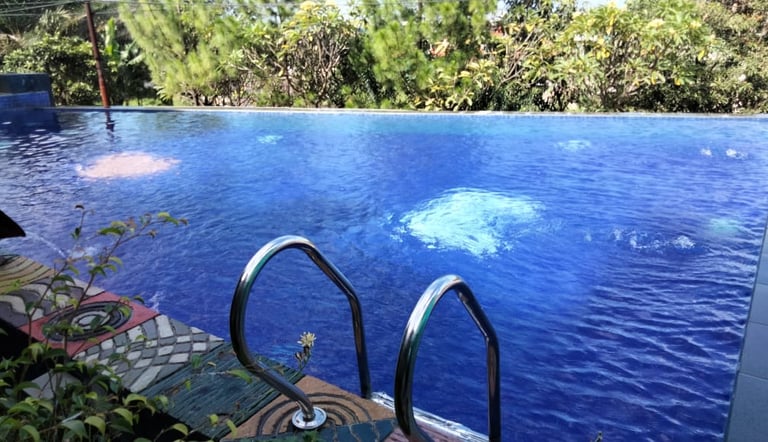Kolam renang infinity yang elegan dan indah