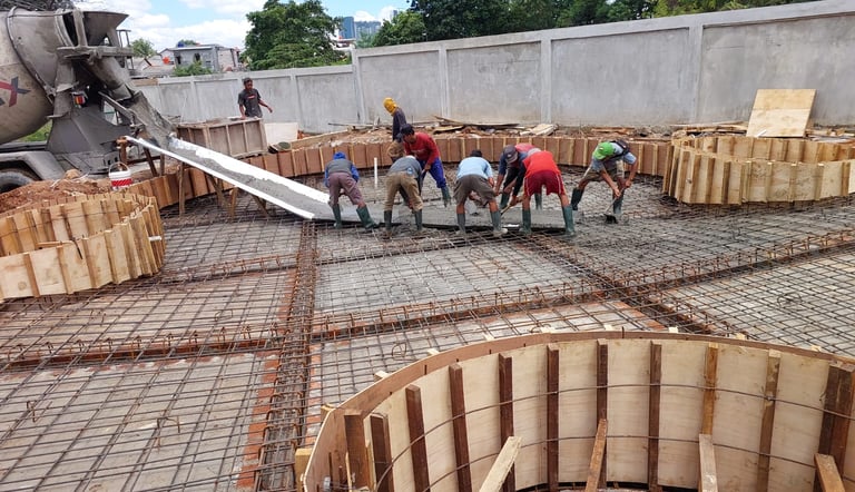 Proses pembangunan kolam renang, kerangka besi.