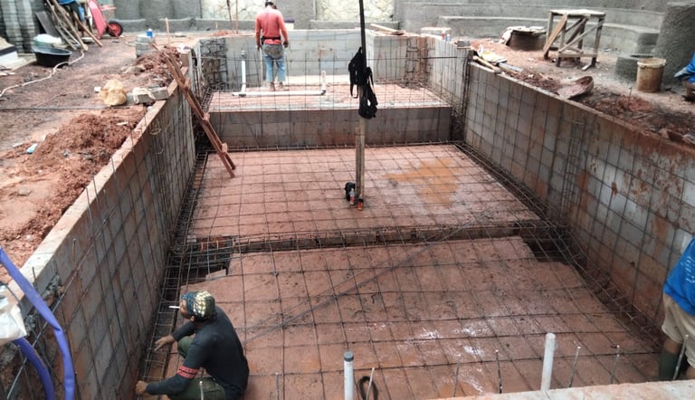 2.	Proses konstruksi kolam renang, pemasangan kerangka besi.