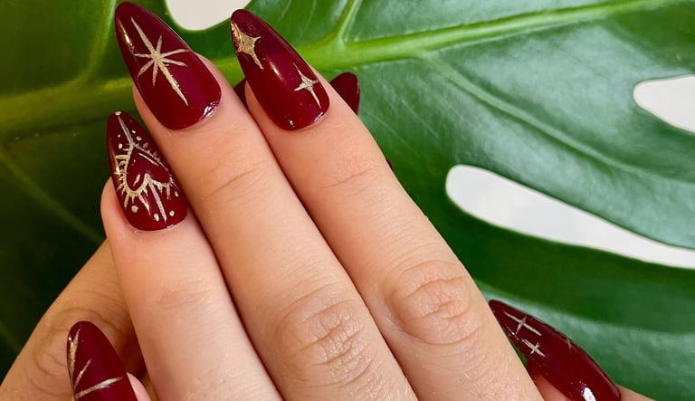 Une femme avec du nail art sur les ongles