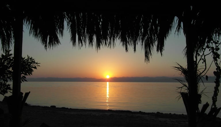un'alba sul Mar Rosso con vista del sole che sorge 