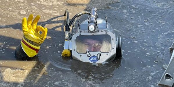 Berufstaucher Kontamierte Gewässer Klärbecken