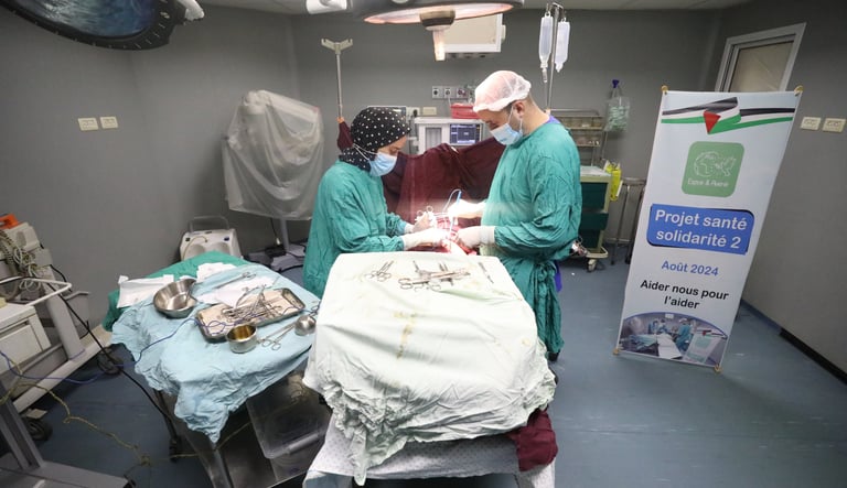 médecins en pleine opération chirurgicale sur patient dans le cadre d'une aide médicale humanitaire