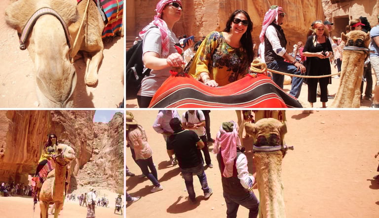 Autora sorrindo enquanto segura as rédeas do camelo durante o passeio.