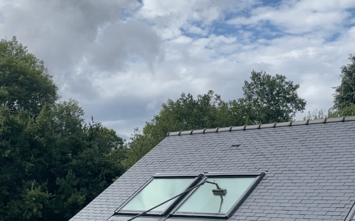 Nettoyage professionnel de velux en Bretagne avec perche télescopique et système d’eau pure efficace