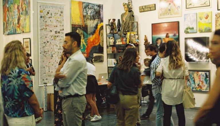 Exposição de arte contemporânea em uma galeria com curadoria especializada.