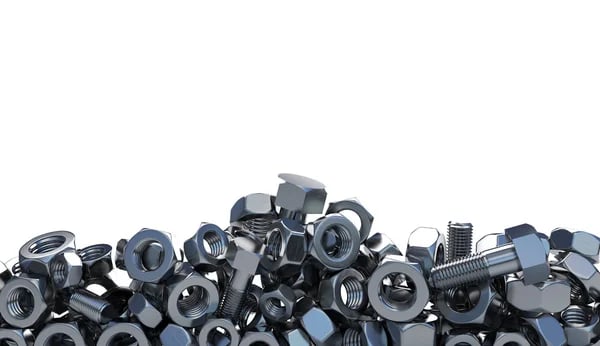 beyaz bir arka plan üzerinde bir yığın somun ve civata