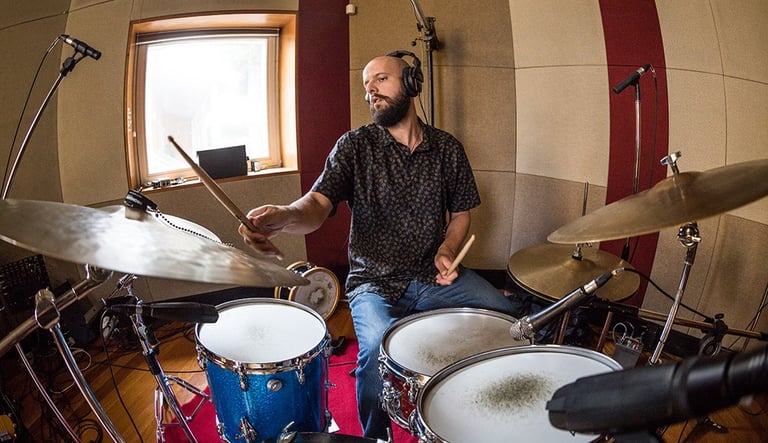 Brnuo Tessele gravando bateria com o grupo Cosmopolita no Estúdio Space Blues