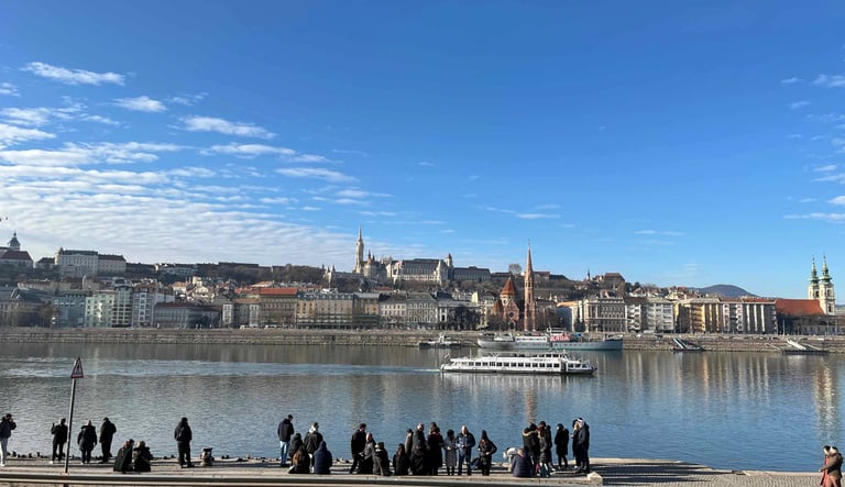 le Danube à Budapest avec le Bastion des pêcheurs et l'église Matthias