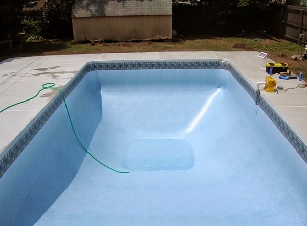 Remplissage du liner de piscine 66