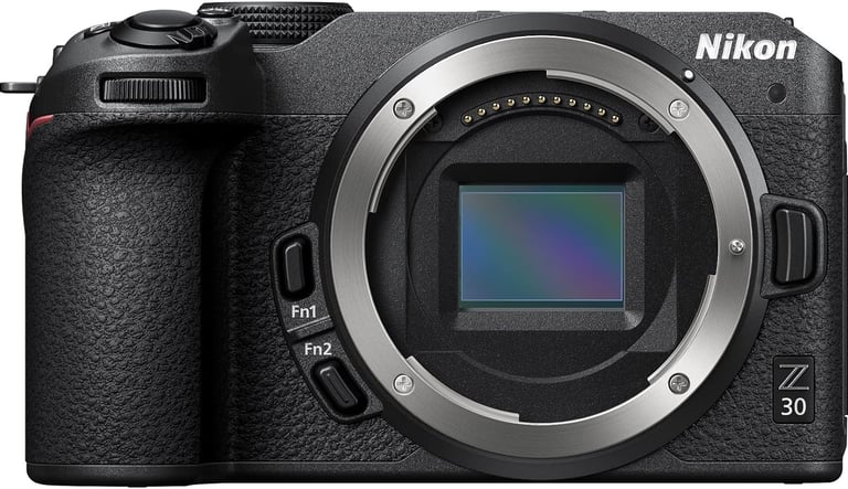 Nikon Z30, Sensor: APS-C de 20 MP. Pantalla abatible, ideal para selfies y vlogs.