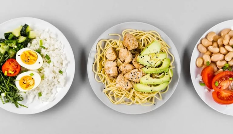 Três pratos de comida com vegetais, proteina e arroz