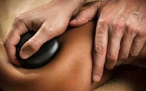 Masaje con piedras calientes.