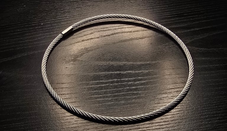 Bead wire placed in a dark background. Ring placed in a dark background