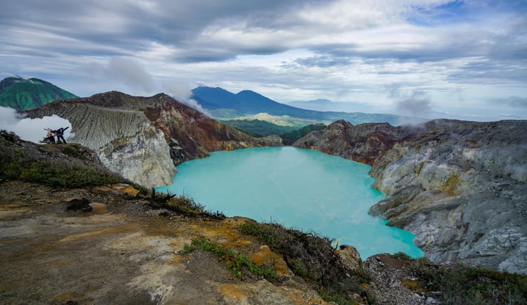 Kawah danau asam Gunung Ijen