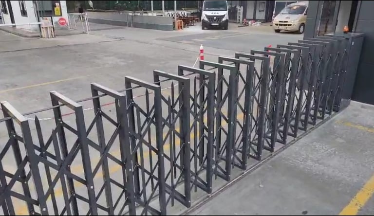 Akordiyon kapı Fabriknın önünde. Fabrikanın önündeki güvenlik kapısı