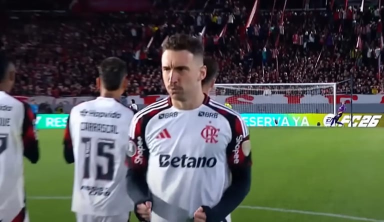 Léo Ortiz comemora conversão de pênalti contra Estudiantes, pela Libertadores 2025.