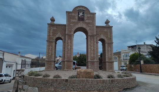 Arco de Triunfo de 1995 en Sant Jordi, Castellón, cerca de Carmens Rural