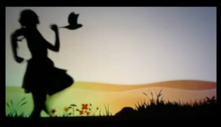 une petite fille se promène, ombres chinoises, elle apprécie ce qu'elle voit autour d'elle - spectacle musical enfant