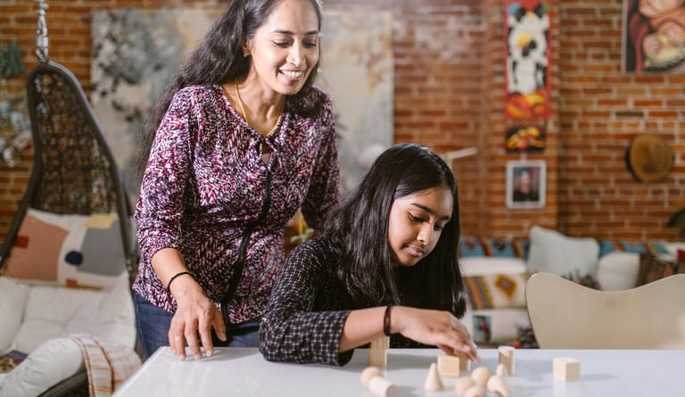 pessoa realizando atividade manual que estimula cerebro e reduz o estresse.