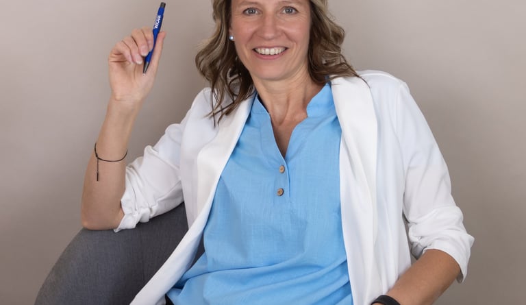 jana wappler sitzend und lächelnd mit kunden und klienten sprechend