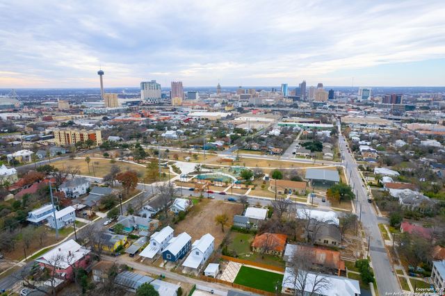 Historic home with clean windows, window cleaning in Dignowity, TX