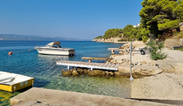 The photo shows the official beach for pets in Lokva Rogoznica in the area of ​​Ivašnjak from another angle.