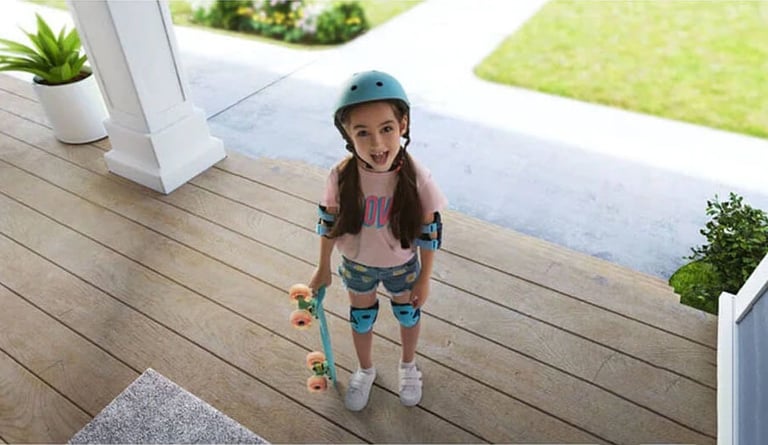 petite fille regarde caméra