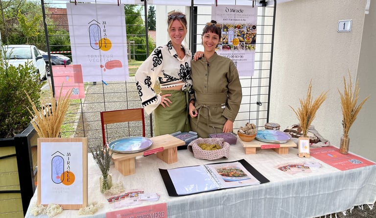 Marie et Claire au salon du bien etre de Joze (63) stand Ô Miracle traiteur Végétarien Végétal Végan