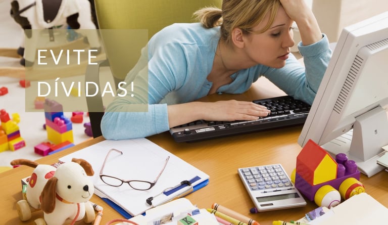 imagem de uma jovem analisando suas dívidas.