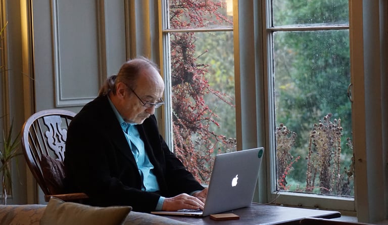Hombre mayor realizando ejercicios de estimulación cognitiva en su ordenador. En Cerebro Nostrum ofr