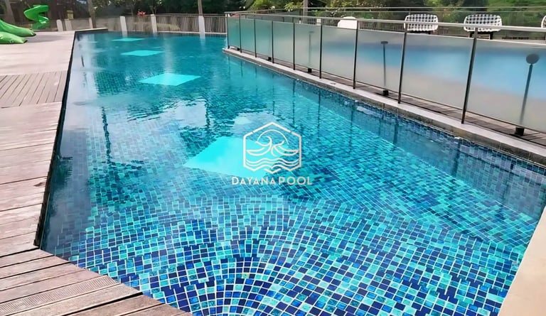 Tampilan kolam renang overflow dengan air yang meluap.