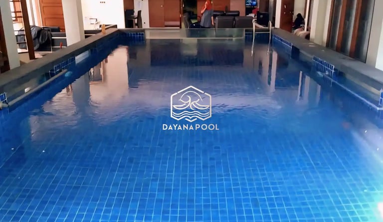 Tampilan kolam renang overflow dengan air yang meluap.
