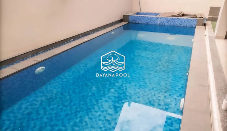 Kolam renang pribadi di malam hari dengan pencahayaan LED yang indah, menciptakan suasana relaksasi.