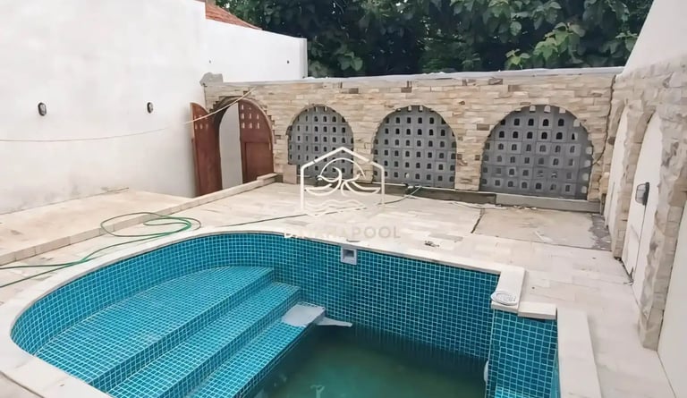 Pengerjaan lapisan kedap air (waterproofing) kolam Jacuzzi