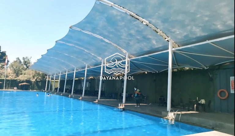 Tampilan kolam renang overflow dengan air yang meluap.