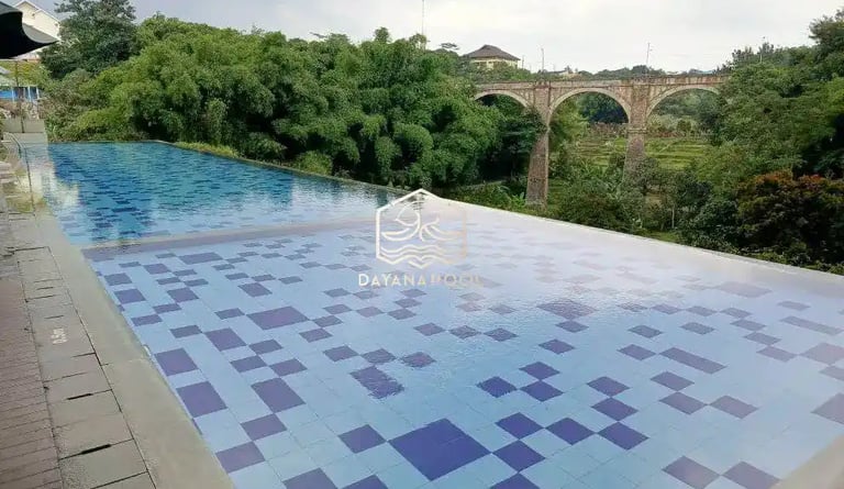Tampilan kolam renang overflow dengan air yang meluap.
