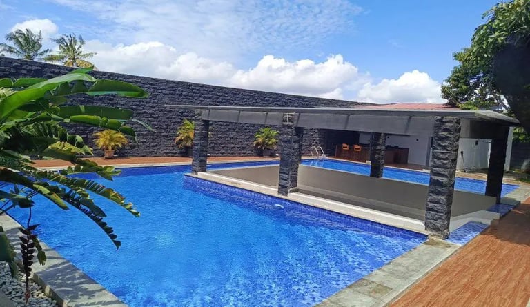 10.	Tampilan kolam renang overflow dengan air yang meluap.