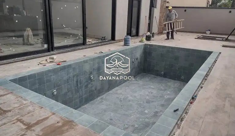 Pengerjaan lapisan kedap air (waterproofing) kolam Jacuzzi