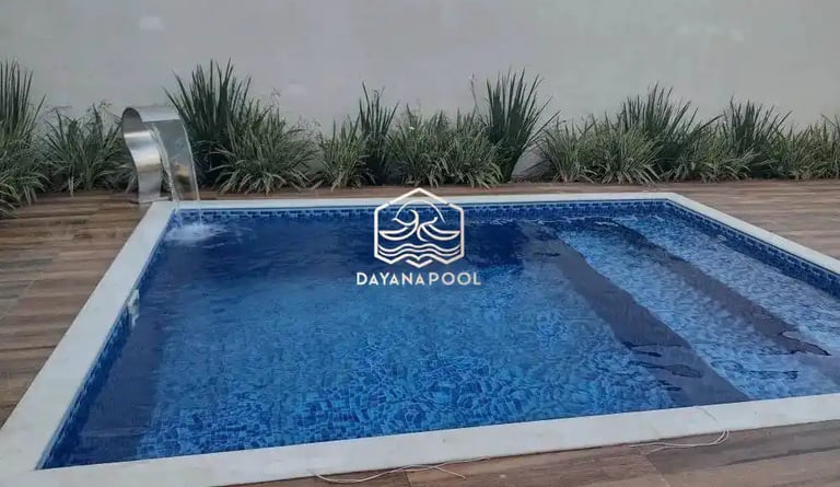 Kolam renang pribadi modern di Bandung, menciptakan suasana liburan setiap hari.