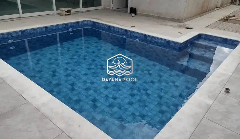 Kolam renang pribadi di malam hari dengan pencahayaan LED yang indah, menciptakan suasana relaksasi.