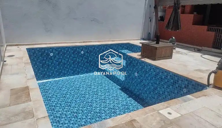 Pengerjaan lapisan kedap air (waterproofing) kolam Jacuzzi