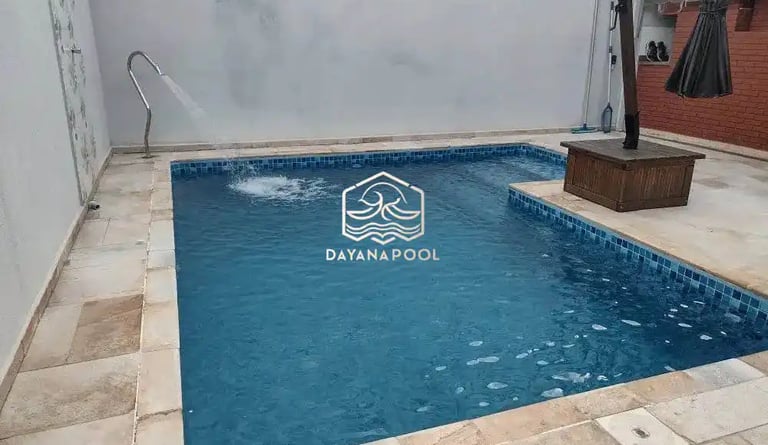 Kolam renang pribadi di malam hari dengan pencahayaan LED yang indah, menciptakan suasana relaksasi.